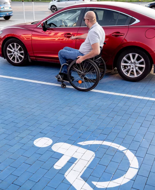 Jak są oznaczone miejsca parkingowe dla osób niepełnosprawnych?