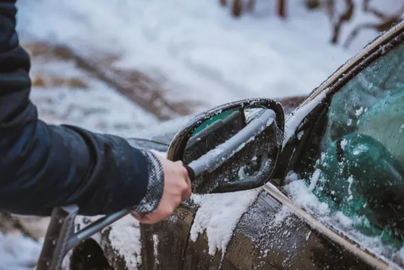 Pamiętaj o usunięciu śniegu z lusterek samochodowych - mandat za nieodśnieżone auto może być kosztowny!