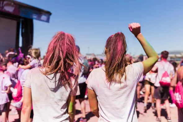 Młode kobiety bawią się na letnim festiwalu. Gdzie na wakacje w Polsce? 