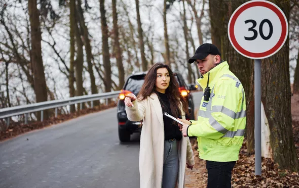 Kobieta tłumaczy się policjantowi, że nie zna nowych przepisów drogowych 2025