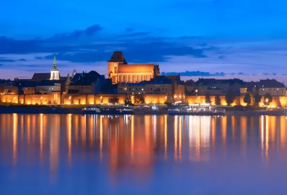 Toruń, nocna panorama miasta od strony Wisły