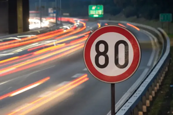 80 km/h speed limit on busy European highway at night