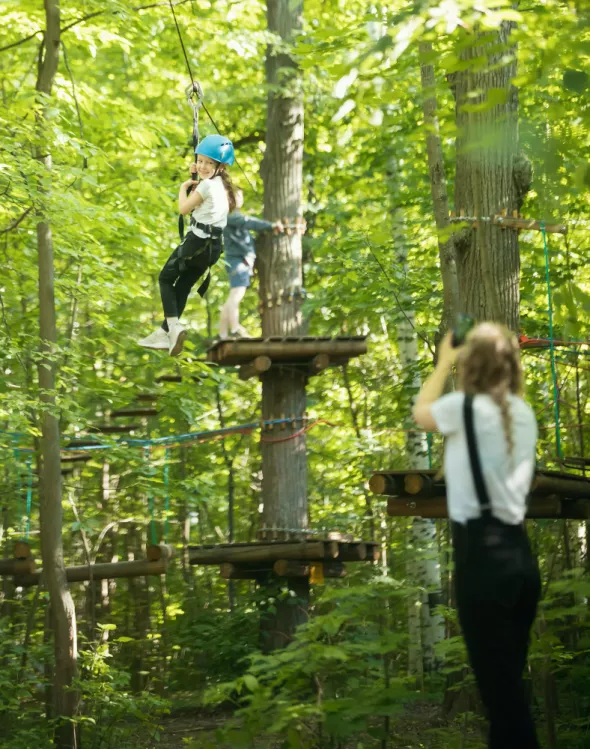 Park linowy to atrakcja turystyczna, która zawsze przyciąga żądne przygód dzieci