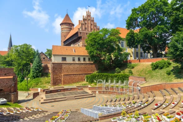 Widok na Zamek Kapituły Warmińskiej z Amfiteatru im. Czesława Niemena w Olsztynie