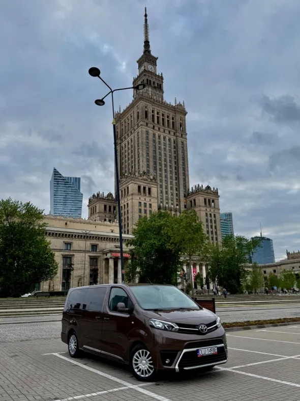 Busy 7 i 9-osobowe od Kaizen Rent na tle Pałacu Kultury i Nauki w Warszawie  - są idealne do transportu pracowników