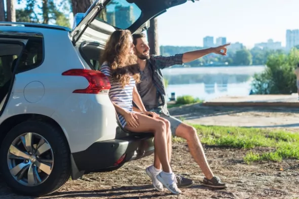 Para szukająca miejsca w okolicy, siedząca w wynajętym samochodzie od Kaizen Rent