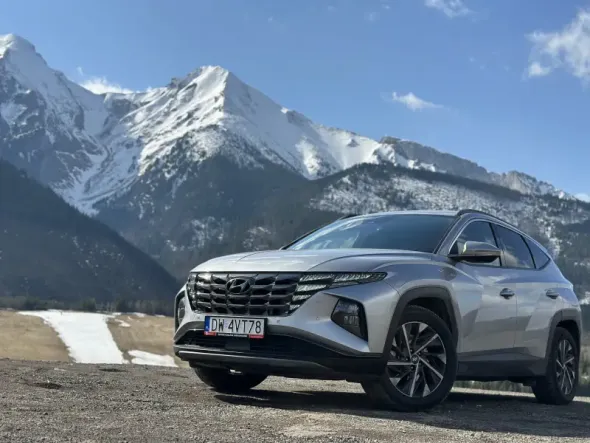 רכב SUV כסוף מצי הרכב של Kazien Rent במהלך טיול הרים.