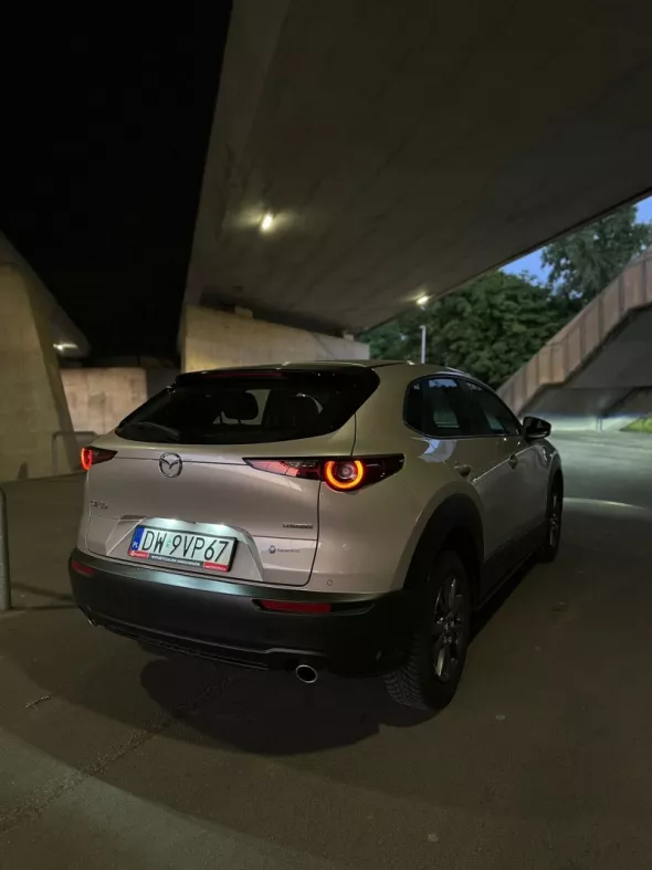 Mazda CX 30 w kolorze srebrnym z wypożyczalni Kaizen Rent stojąca na jednym z podziemnych parkingów w Gdańsku