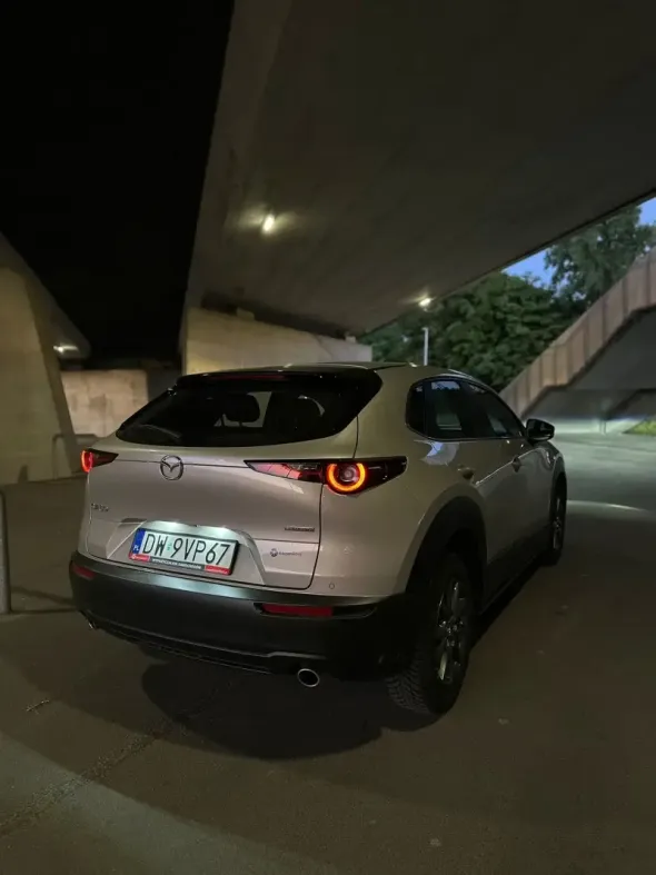 מאזדה CX‑30 בצבע כסוף מהשכרת הרכב Kaizen Rent, עומדת באחד מחניוני התת־קרקע בגדנסק.