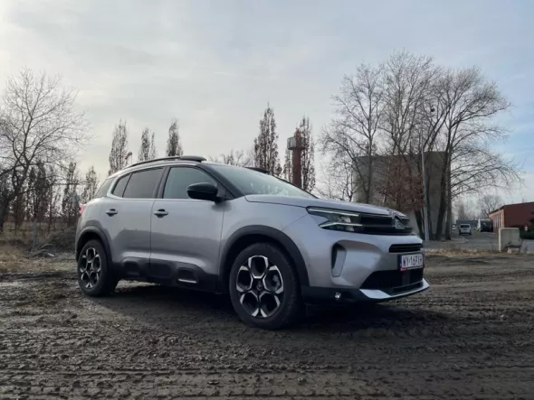 Citroen Aircross z floty Kaizen Rent w industrialnej scenerii