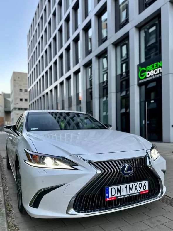 Lexus ES z wypożyczalni samochodów Kaizen Rent to auto idealne zarówno dla firm jak i klientów indywidualnych
