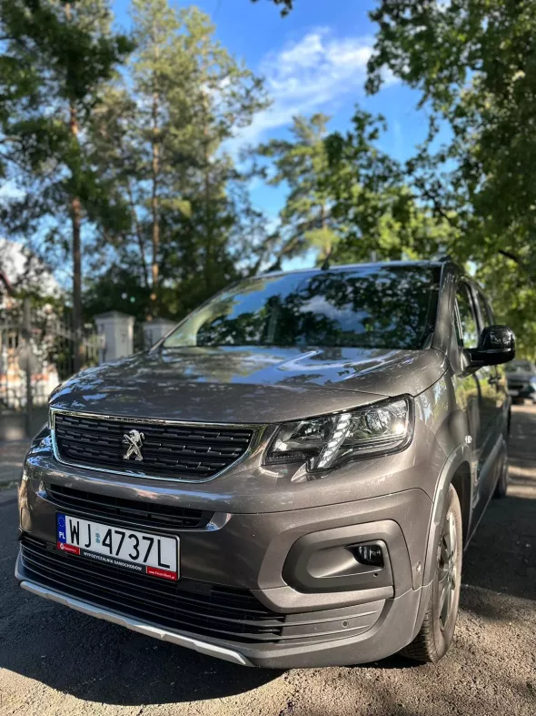 Peugeot Rifter z floty Kaizen Rent gotowy na wynajem