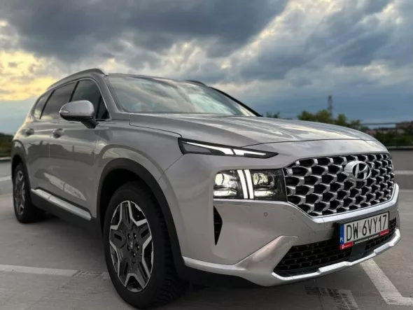Srebrny Hyundai Santa Fe z wypożyczalni samochodów Kaizen Rent - ile kosztuje wynajem samochodu na dobę?