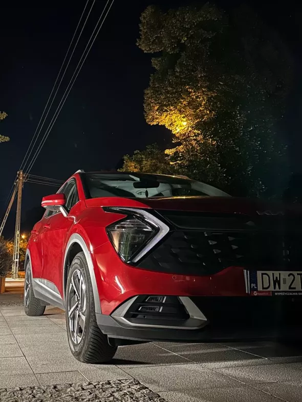 Czerwona Kia Sportage z wypożyczalni samochodów Kaizen Rent - nocne zdjęcie
