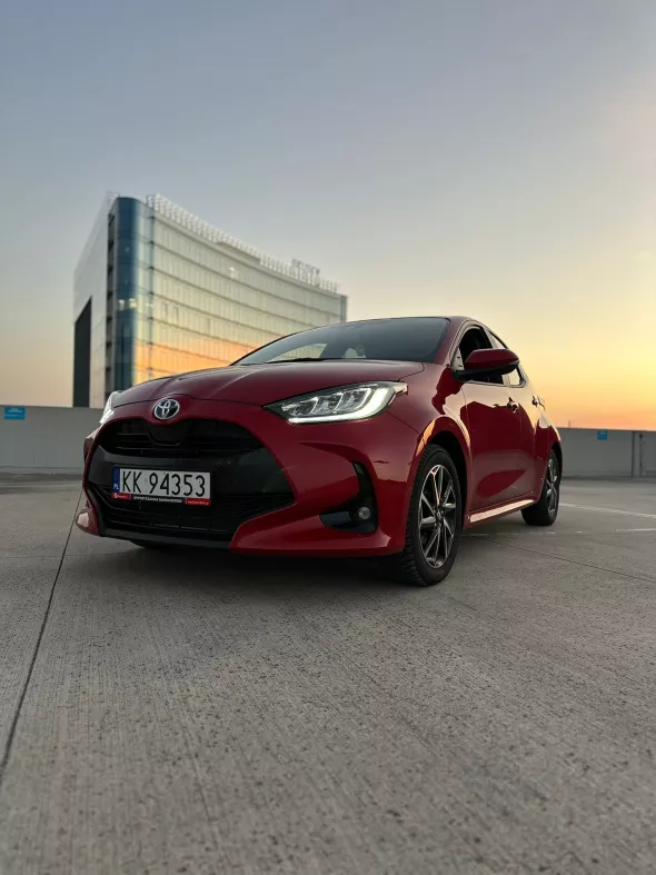 Toyota Yaris to model klasy B. małe miejskie auto z wypożyczalni samochodów Kaizen Rent