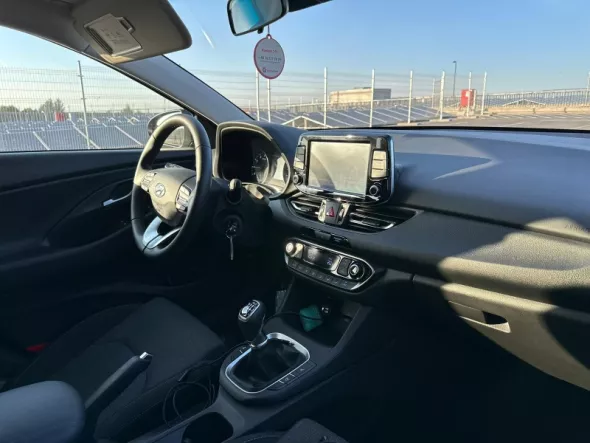 Poznaj wnętrze Hyundai i30 w wynajmie długoterminowym 