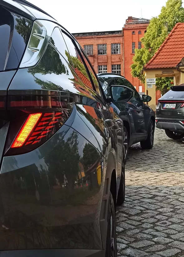 Kolumna samochodów marki Hyundai Tucson oczekująca na wydanie klientom