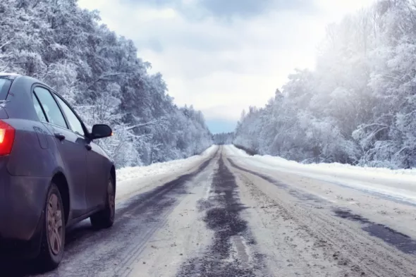 Jak bezpiecznie jeździć zimą autem? Kilka ważnych zasad