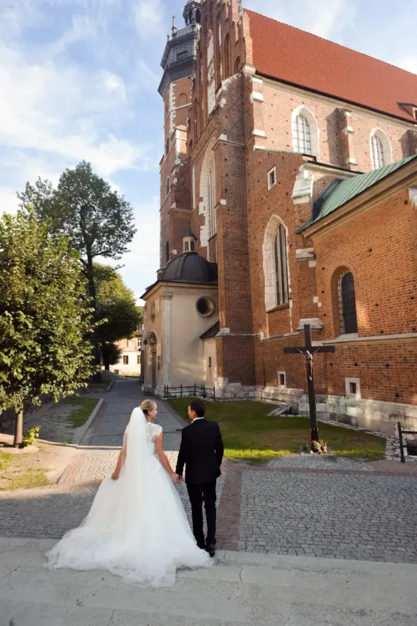 Bride and groom preparing for their wedding day in Poland