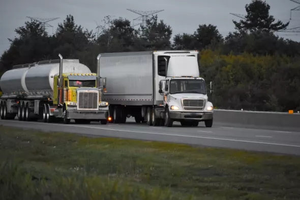 Zakaz wyprzedzania dla ciężarówek – od kiedy obowiązuje?