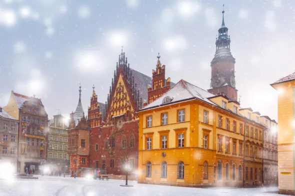 Zima we Wrocławiu. Widok na ratusz zasypany śniegiem 
