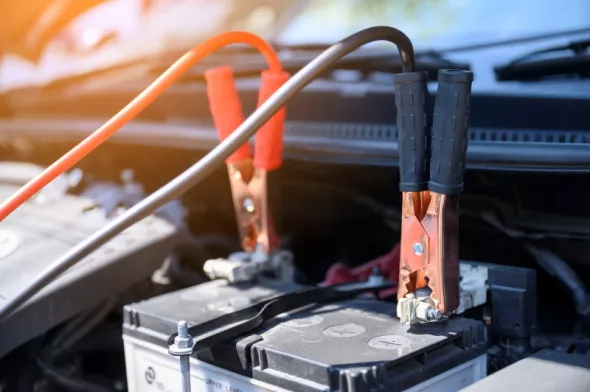 Co może rozładować akumulator w samochodzie i jak uniknąć tej sytuacji na przyszłość?