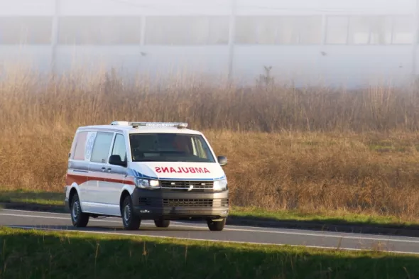 Karetka pogotowia ratunkowe w drodze do pacjenta