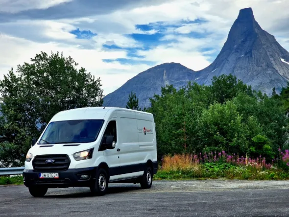 Ford Transit z wypożyczalni Kazien Rent na tle panoramy górskiej - to zawodnik do zadań specjalnych