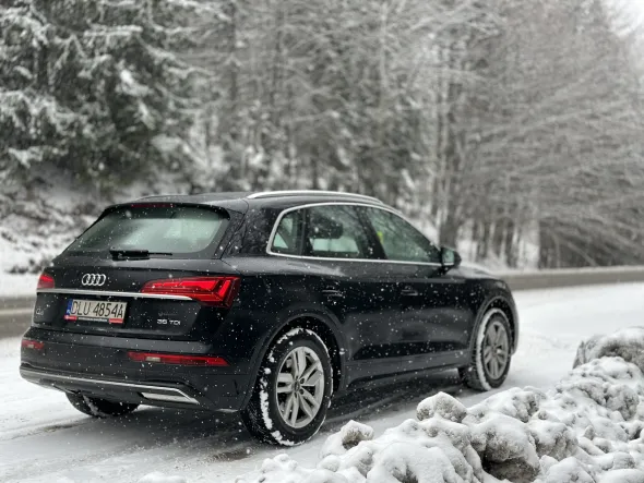 Audi Q5 w zimowej scenerii - wypożyczalnia samochodów Kaizen Rentt