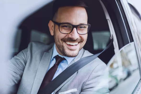 Clear and transparent cooperation is our motto! A man in a Kaizen Rent car.