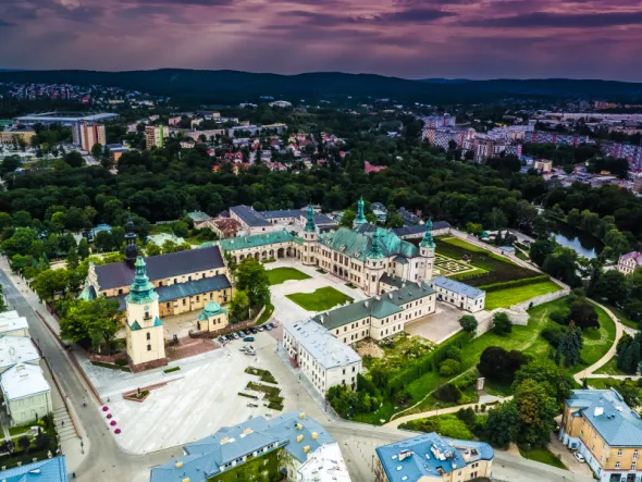 Kielce  - nocna panorama miasta z widokiem na Wzgórze Zamkowe i Pałac Biskupów Krakowskich