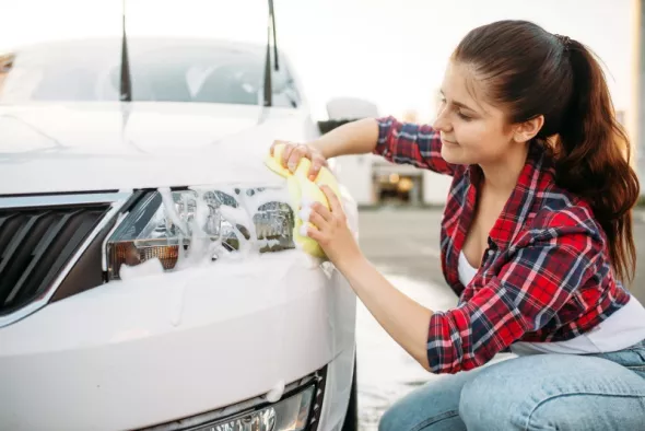 Jak umyć samochód na myjni? Niezbędne produkty 