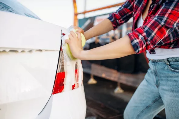 Wypożyczalnia samochodów – jak prawidłowo myć auto na myjni ręcznej