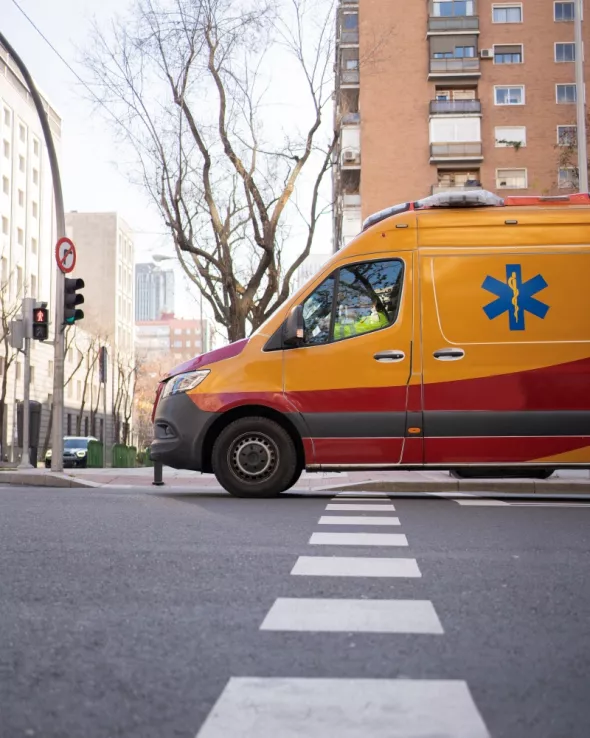 Ambulans jadący przez miasto