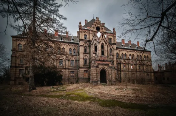 Fasada dawnego Szpitala Zakonu Kawalerów Maltańskich w Mokrzeszowie na Dolnym Śląsku (powiat świdnicki)