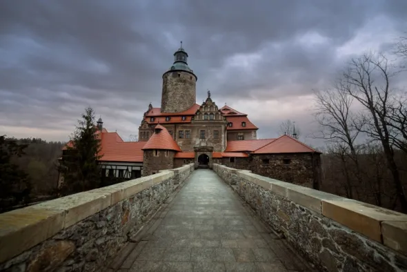 Zamek Czocha w Leśnej, Dolny Śląsk, widok na most prowadzący do wejścia 