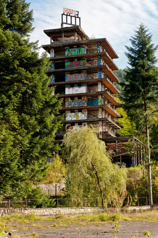 Kozubnik – niedokończone miasteczko wczasowe, opuszczony budynek po dawnym hotelu