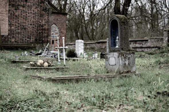 Opuszczone, wyludnione miasteczko i domy w Polsce, we wsi Rapocin. Zanieczyszczony teren w pobliżu Huty Miedzi w Głogowie