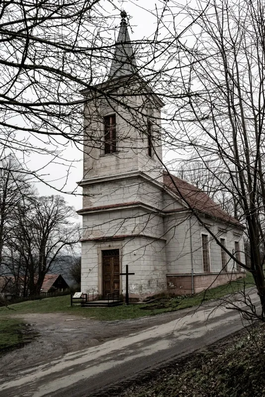 Miedzianka, dawne miasteczko, obecnie wieś. Dawny ośrodek górniczy. Stare domy z czasów jego świetności.