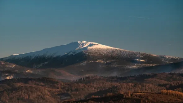 Widok na ośnieżony szczyt Babiej Góry, zwanej Diablakiem (Beskid Żywiecki))