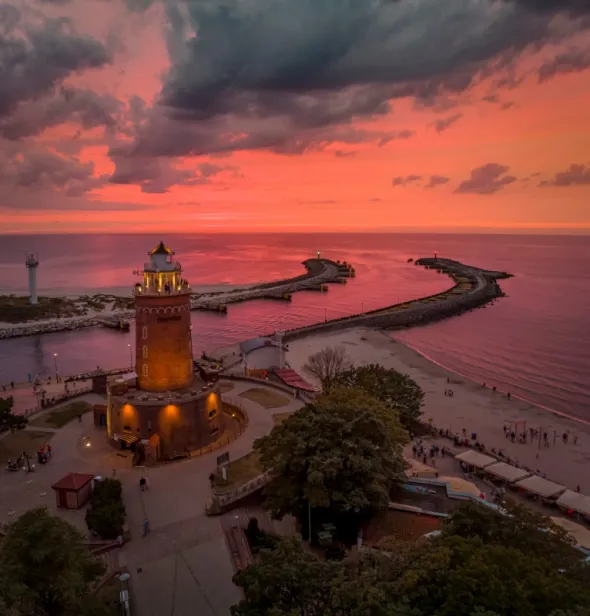 Kołobrzeg, latarnia morsa i wejście do portu z lotu ptaka, tuż po zachodzie słońca
