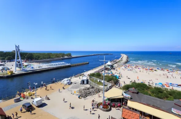 Ustka. Most obrotowy przy ujściu rzeki Słupi do morza bałtyckiego