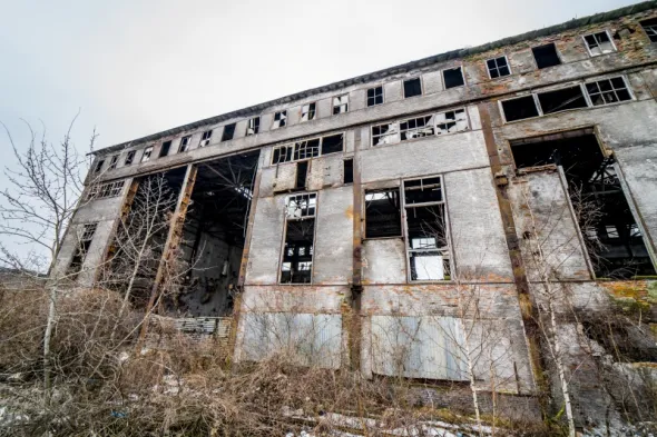 Opuszczony industrialny budynek po starej fabryce - opuszczone miejsca w Polsce