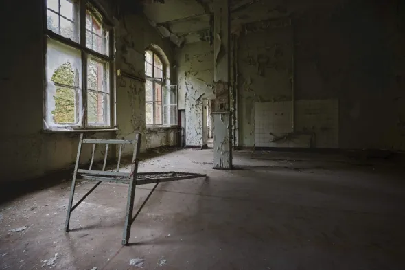 Dark Tourism - zniszczone wnętrze opuszczonego szpitala