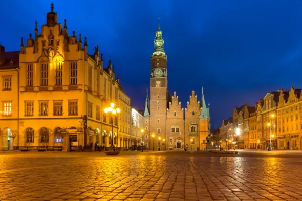 Wrocław: co zobaczyć w mieście mostów, krasnali i historii - widok na nocny rynek