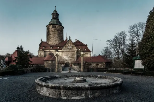 Zamek Czocha w Leśnej, Dolny Śląsk, widok na dziedziniec, na pierwszym planie fontanna - straszne miejsca w Polsce