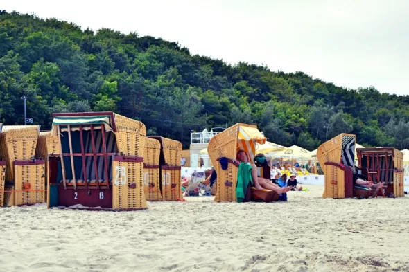 Plaza w Kołobrzegu. Widok na kultowe wiklinowe kosze, w których odpoczywają ludzie
