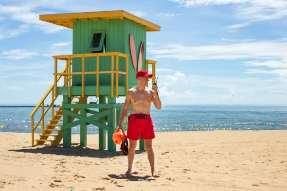 Młody przystojny ratownik na jednej z najpiękniejszych nadbałtyckich plaż w Polsce