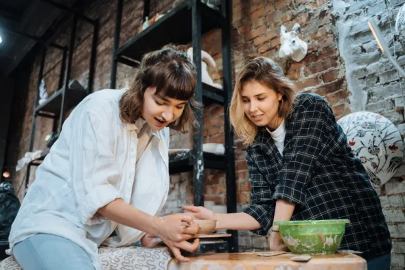 Lekcja lepienia w glinie - niebanalny pomysł na babski wypad na weekend