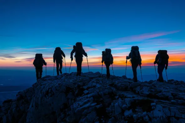 Babski wypad w góry i nocna wspinaczka na szczyt na wschód słońca